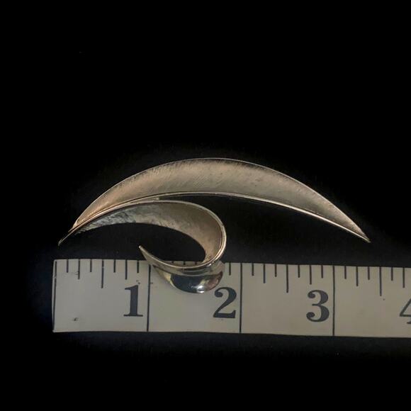 Vintage Crown Trifari Silver Tone Polish Textured Leaf Design Brooch Pin Signed - Picture 7 of 8